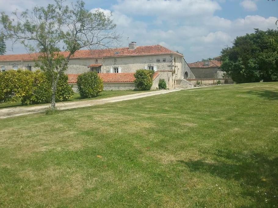 Maison Charentaise A La Campagne Becheresse Εξωτερικό φωτογραφία