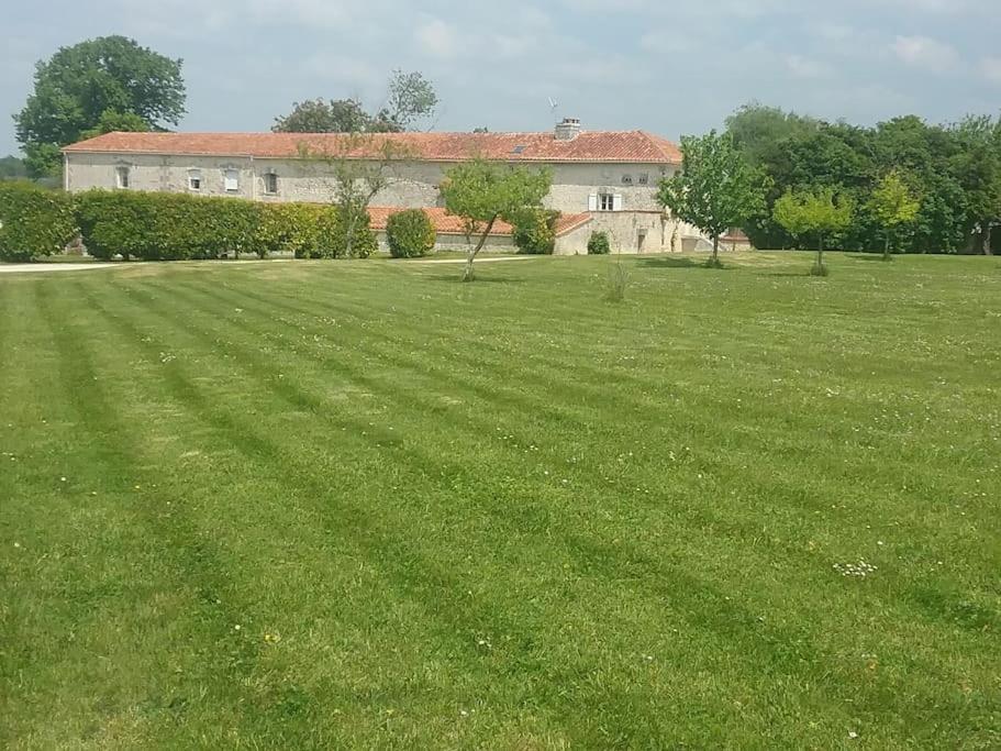 Maison Charentaise A La Campagne Becheresse Εξωτερικό φωτογραφία